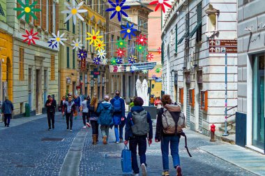Cenova, İtalya, 28 Nisan 2024: Cenova şehir merkezindeki Via Garibaldi 'den günlük sahne.