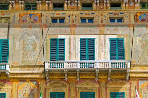 Cenova, İtalya, 28 Nisan 2024: Cenova şehir merkezindeki Via Garibaldi Sarayı.