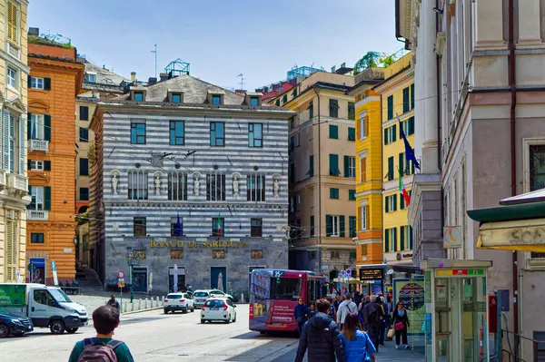 Cenova, İtalya, 28 Nisan 2024: Cenova şehir merkezindeki Via Garibaldi 'den günlük sahne.