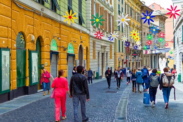 Cenova, İtalya, 28 Nisan 2024: Cenova şehir merkezindeki Via Garibaldi 'den günlük sahne.