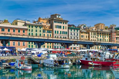 Cenova, İtalya, 28 Nisan 2024: Ceneviz limanının bir bölümünden günlük sahne.
