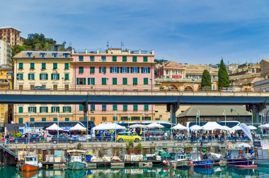 Cenova, İtalya, 28 Nisan 2024: Ceneviz limanının bir bölümünden günlük sahne.