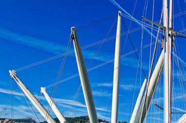 Cenova, İtalya, 28 Nisan 2024: Cenova, İtalya 'daki Ceneviz Limanı' nda panoramik teleferik.