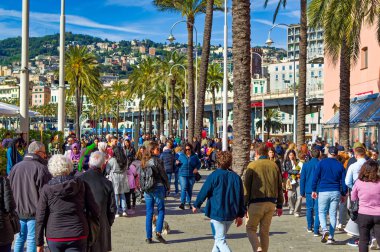 Cenova, İtalya, 28 Nisan 2024: Cenova, İtalya 'daki Ceneviz limanındaki insanların günlük sahnesi.