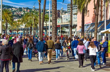 Cenova, İtalya, 28 Nisan 2024: Cenova, İtalya 'daki Ceneviz limanındaki insanların günlük sahnesi.