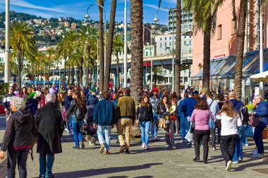 Cenova, İtalya, 28 Nisan 2024: Cenova, İtalya 'daki Ceneviz limanındaki insanların günlük sahnesi.