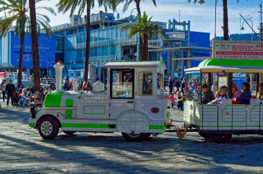 Cenova, İtalya, 28 Nisan 2024: Cenova, İtalya 'daki Porto Antico' da gündüz eğlenen insanların günlük sahnesi.