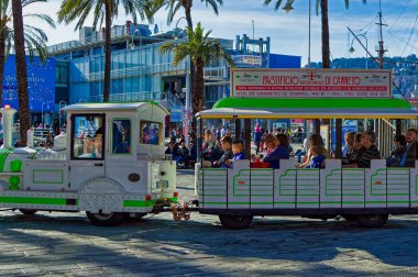 Cenova, İtalya, 28 Nisan 2024: Cenova, İtalya 'daki Porto Antico' da gündüz eğlenen insanların günlük sahnesi.