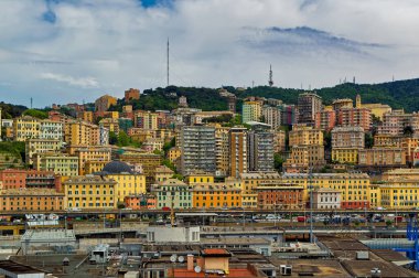 Cenova, İtalya, 29 Nisan 2024: Cenova, İtalya 'daki şehir merkezindeki binaların panoramik manzarası.