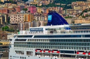 Cenova, İtalya, 28 Nisan 2024: Cenova, İtalya 'daki Ceneviz Limanı' na yanaşan yolcu gemisi sahnesi.