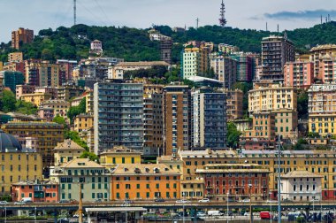 Cenova, İtalya, 29 Nisan 2024: Cenova, İtalya 'daki şehir merkezindeki binaların panoramik manzarası.