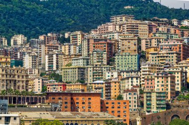 Cenova, İtalya, 29 Nisan 2024: Cenova, İtalya 'daki şehir merkezindeki binaların panoramik manzarası.