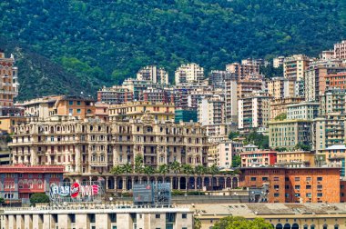 Cenova, İtalya, 29 Nisan 2024: Cenova, İtalya 'daki şehir merkezindeki binaların panoramik manzarası.