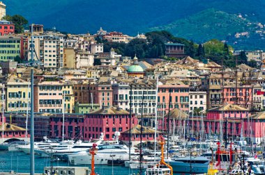 Cenova, İtalya, 29 Nisan 2024: Cenova, İtalya 'daki şehir merkezindeki binaların panoramik manzarası.