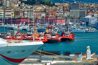 Cenova, İtalya, 28 Nisan 2024: Ceneviz limanının bir bölümünden günlük sahne.