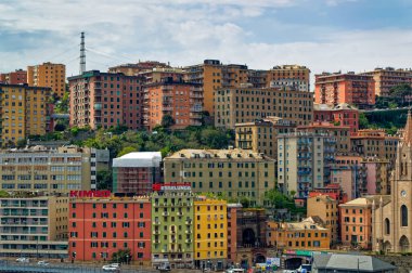 Cenova, İtalya, 29 Nisan 2024: Cenova, İtalya 'daki şehir merkezindeki binaların panoramik manzarası.