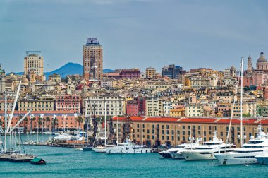 Cenova, İtalya, 28 Nisan 2024: Ceneviz limanının bir bölümünden günlük sahne.