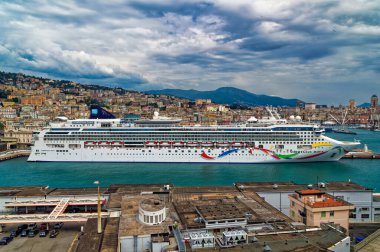 Cenova, İtalya, 28 Nisan 2024: Cenova, İtalya 'daki Ceneviz Limanı' na yanaşan yolcu gemisi sahnesi.