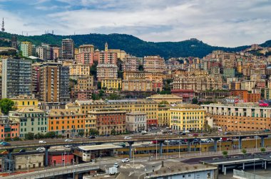 Cenova, İtalya, 29 Nisan 2024: Cenova, İtalya 'daki şehir merkezindeki binaların panoramik manzarası.