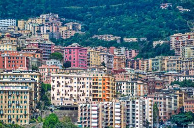 Cenova, İtalya, 29 Nisan 2024: Cenova, İtalya 'daki şehir merkezindeki binaların panoramik manzarası.