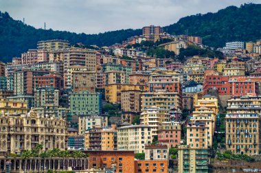 Cenova, İtalya, 29 Nisan 2024: Cenova, İtalya 'daki şehir merkezindeki binaların panoramik manzarası.