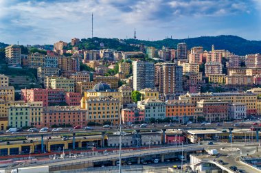 Cenova, İtalya, 29 Nisan 2024: Cenova, İtalya 'daki şehir merkezindeki binaların panoramik manzarası.