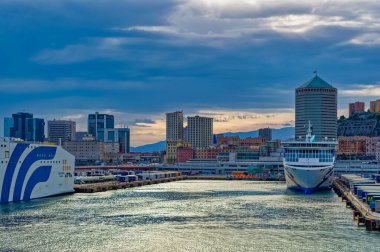 Cenova, İtalya, 28 Nisan 2024: Cenova, İtalya 'daki Ceneviz Limanı' ndan ayrılırken yolcu gemisinden manzara.