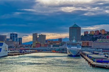 Ceneviz, İtalya, 28 Nisan 2024: Genova, İtalya 'daki Genova limanına yanaşan büyük gemi sahnesi.