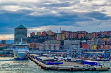 Cenova, İtalya, 28 Nisan 2024: Cenova, İtalya 'daki Ceneviz Limanı' ndan ayrılırken yolcu gemisinden manzara.