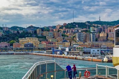 Cenova, İtalya, 28 Nisan 2024: Cenova, İtalya 'daki Ceneviz Limanı' ndan ayrılırken yolcu gemisinden manzara.