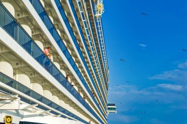 Cenova, İtalya, 29 Nisan 2024: Cenova, İtalya 'daki Ceneviz Limanı' ndan ayrılırken yolcu kabinlerine ve yolculara göz atın.