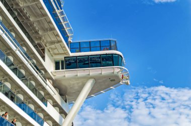 Cenova, İtalya, 29 Nisan 2024: Cenova, İtalya 'daki Ceneviz Limanı' ndan ayrılırken yolcu kabinlerine ve yolculara göz atın.