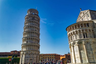 Cenova, İtalya, 30 Nisan 2024: İtalya 'nın Pisa kentindeki eğimli Pisa kulesine yapılan ziyaretler sırasında günlük ziyaretçi sayısı.