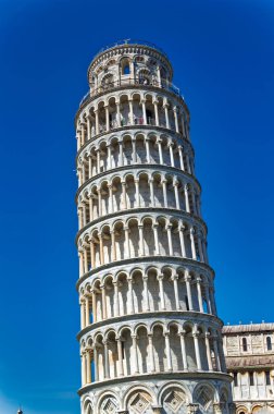 Cenova, İtalya, 30 Nisan 2024: Pisa, İtalya 'da Pisa kulesinin eğik manzarası.