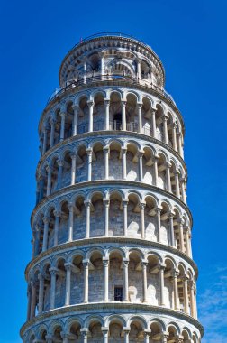 Cenova, İtalya, 30 Nisan 2024: Pisa, İtalya 'da Pisa kulesinin eğik manzarası.