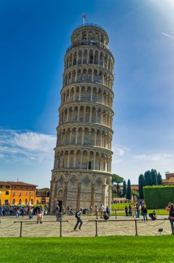 Cenova, İtalya, 30 Nisan 2024: İtalya 'nın Pisa kentindeki eğimli Pisa kulesine yapılan ziyaretler sırasında günlük ziyaretçi sayısı.