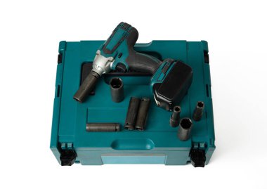 Kutu elektrik çarpma anahtarını beyaz arkaplanda izole et