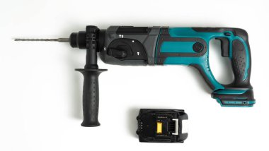 Üst görünüm elektrikli matkap 3 sistem pil matkabı, beyaz zemin üzerinde.