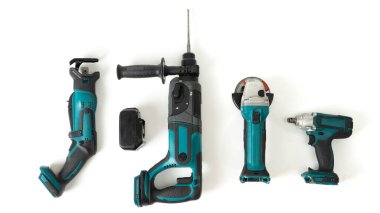 Üst görünüm araçlar dahil Batarya matkap, keski, darbe matkabı beyaz arkaplan izole.