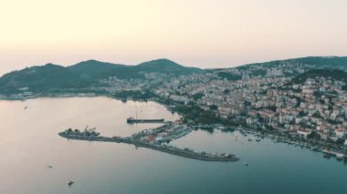 Zonguldak şehrinin hava manzarası. Türkiye 'de 4K Görüntüsü