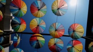 Türkiye 'nin Cankiri kentindeki pembe sokakta gökkuşağı renkli şemsiyeler sallanıyor