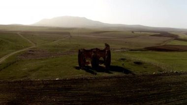 Kirsehir 'in hava manzarası eski bir harabeyi mahvetti. Türkiye 'de 4K Görüntüsü