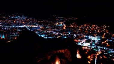 Tokat Şehri 'nin geceleri hava manzarası. Türkiye 'de 4K Görüntüsü