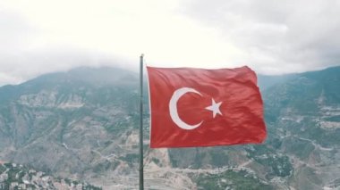 Artvin 'deki Türk bayrak direğinin havadan görünüşü. Türkiye 'de 4K Görüntüsü