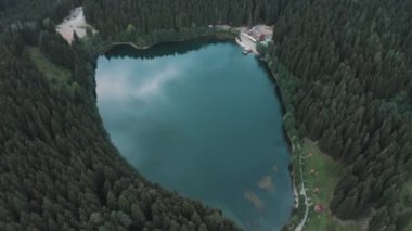 Artvin 'deki Karagol Gölü' nün havadan görünüşü. Türkiye 'de 4K Görüntüsü