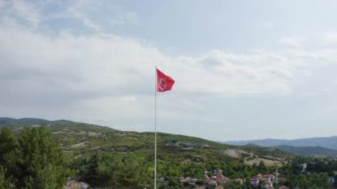 Tokat 'taki Türk bayrak direğinin havadan görünüşü. Türkiye 'de 4K görüntü. Yüksek kalite 4k görüntü