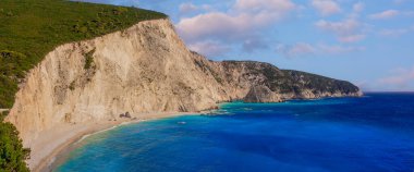 Yunanistan 'ın İyon Denizi kıyısındaki Lefkada adasında yaz mevsiminde parlayan turkuaz okyanusla birlikte Katsiki Limanı' nın güzel plajı.