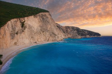 Yunanistan 'ın İyon Denizi kıyısındaki Lefkada adasında yaz mevsiminde parlayan turkuaz okyanusla birlikte Katsiki Limanı' nın güzel plajı.