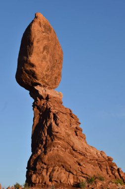 Utah 'taki Arches Ulusal Parkı' nda Dengeli Kaya