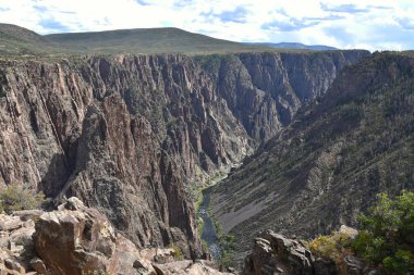 Colorado 'daki Gunnison Ulusal Parkı' nın Kara Kanyonu 'na bakın.